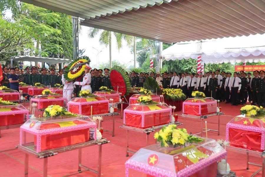 Truy điệu và an táng 93 hài cốt liệt sĩ tại Nghĩa trang Liệt sĩ Quốc gia Vị Xuyên - ảnh 1