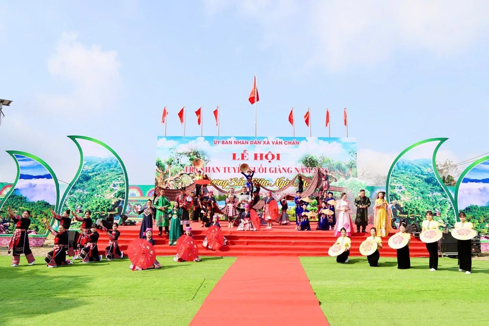Suối Giàng mùa lễ hội, nơi hương trà kể chuyện núi rừng - ảnh 1