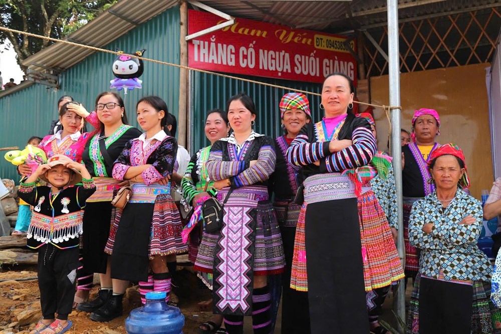 Suối Giàng mùa lễ hội, nơi hương trà kể chuyện núi rừng - ảnh 2