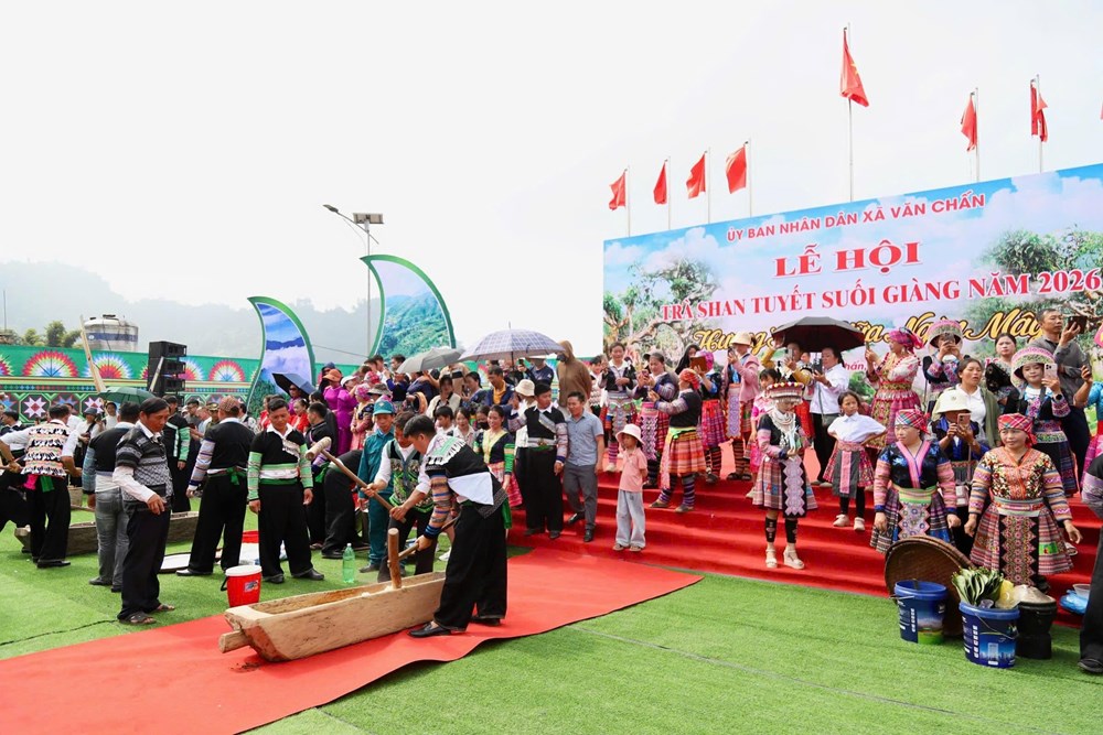 Suối Giàng mùa lễ hội, nơi hương trà kể chuyện núi rừng - ảnh 4