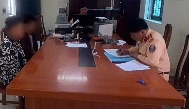 Xử lý 2 nam thanh niên buông 2 tay “múa quạt” trên quốc lộ - ảnh 1