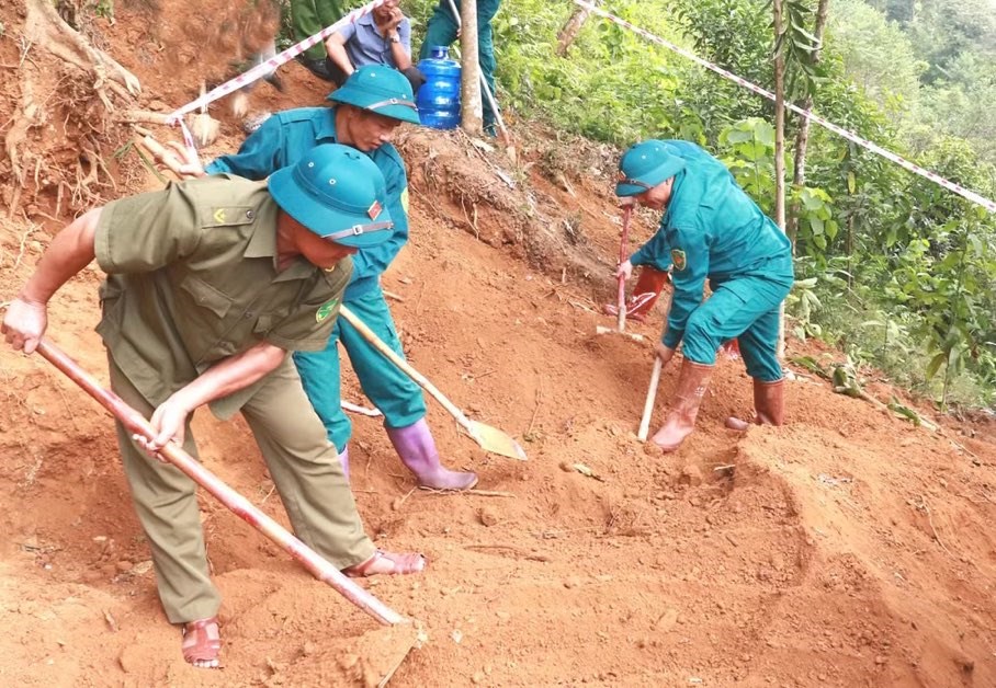 Cất bốc hài cốt nghi của liệt sĩ từng công tác tại Báo Cứu quốc - ảnh 1