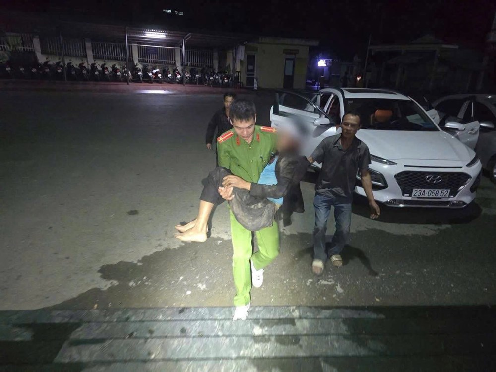 Băng rừng, vượt suối trong đêm cứu người đàn ông hôn mê dưới vực sâu - ảnh 1