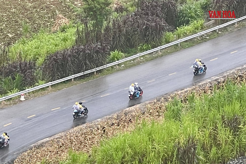 Siết giao thông trên cung đường lên cao nguyên đá mùa tam giác mạch - ảnh 2