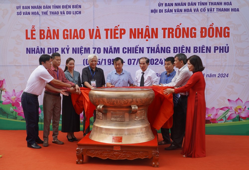Điện Biên tiếp nhận trống đồng do Hội Di sản văn hóa và cổ vật Thanh Hóa trao tặng - ảnh 1