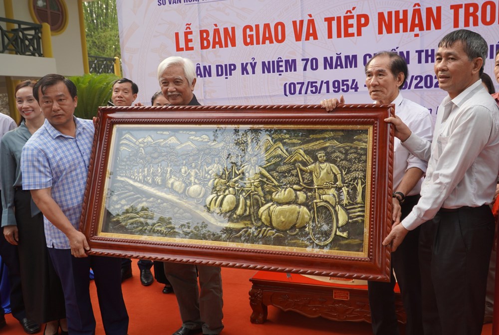 Điện Biên tiếp nhận trống đồng do Hội Di sản văn hóa và cổ vật Thanh Hóa trao tặng - ảnh 2