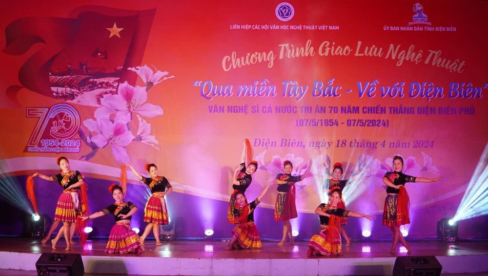 Giao lưu nghệ thuật “Qua miền Tây Bắc – Về với Điện Biên” - ảnh 3