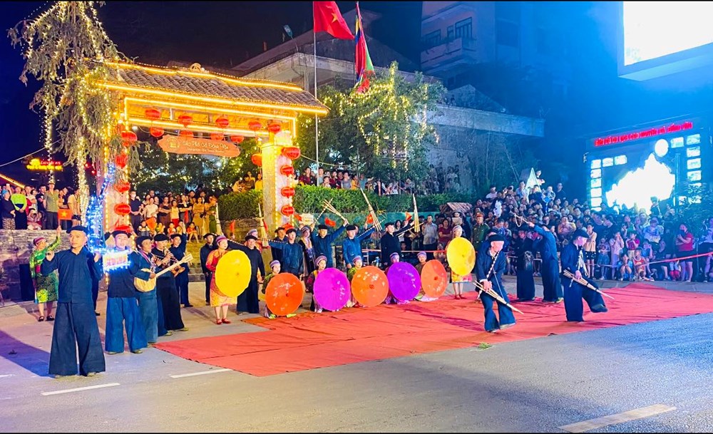 Lên cao nguyên đá Đồng Văn thưởng thức “tiếng Khèn trên mây“ - ảnh 2