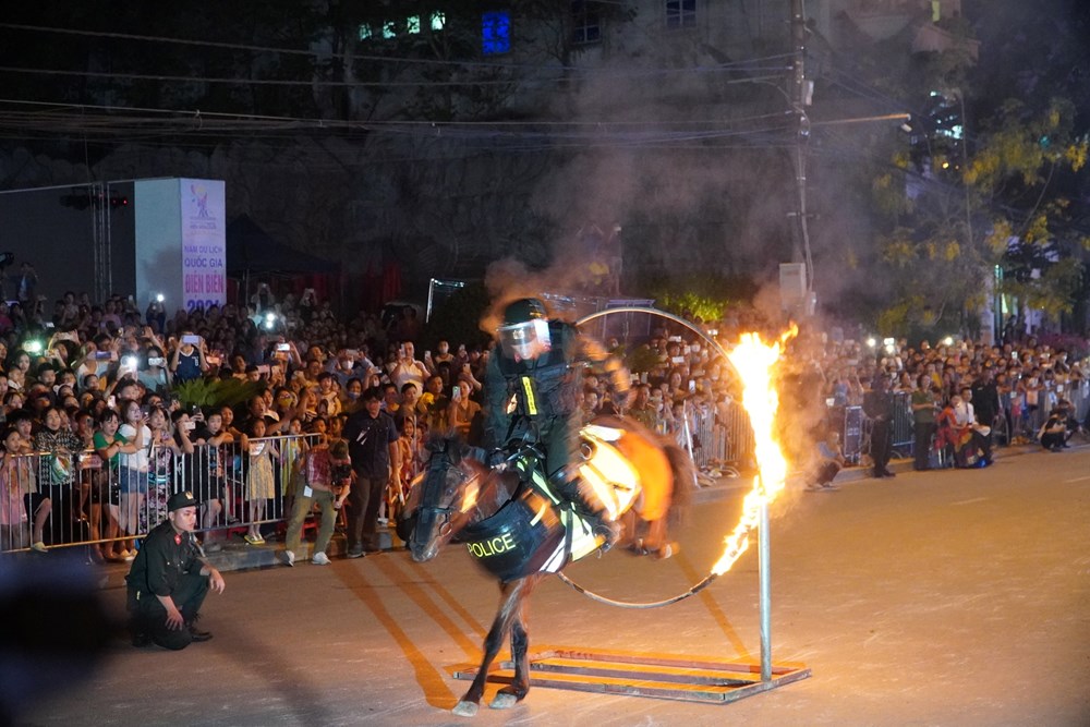 Biểu diễn kỵ binh, nhạc kèn phục vụ người dân, du khách thành phố Điện Biên Phủ - ảnh 5