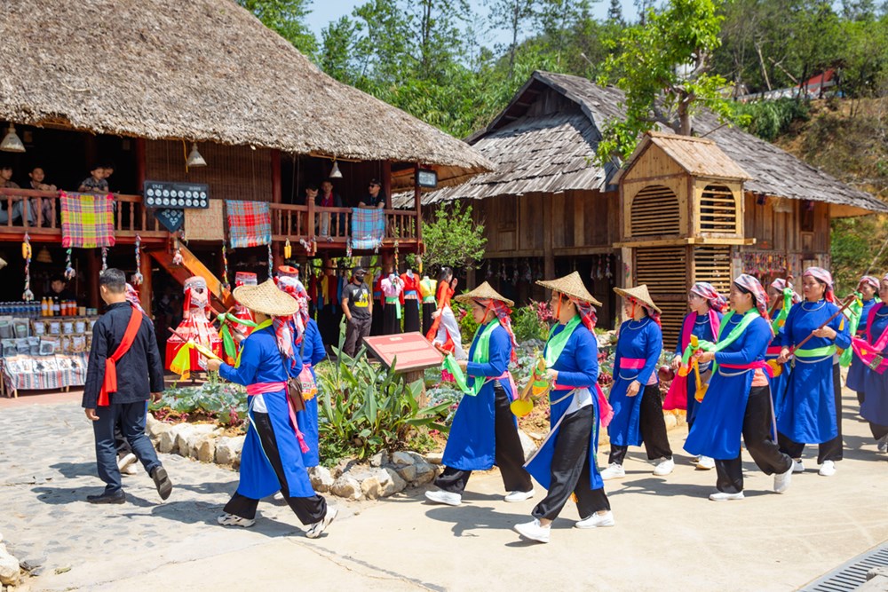Sa Pa hút khách với hàng triệu đoá hồng cùng các show diễn đậm bản sắc văn hoá - ảnh 6