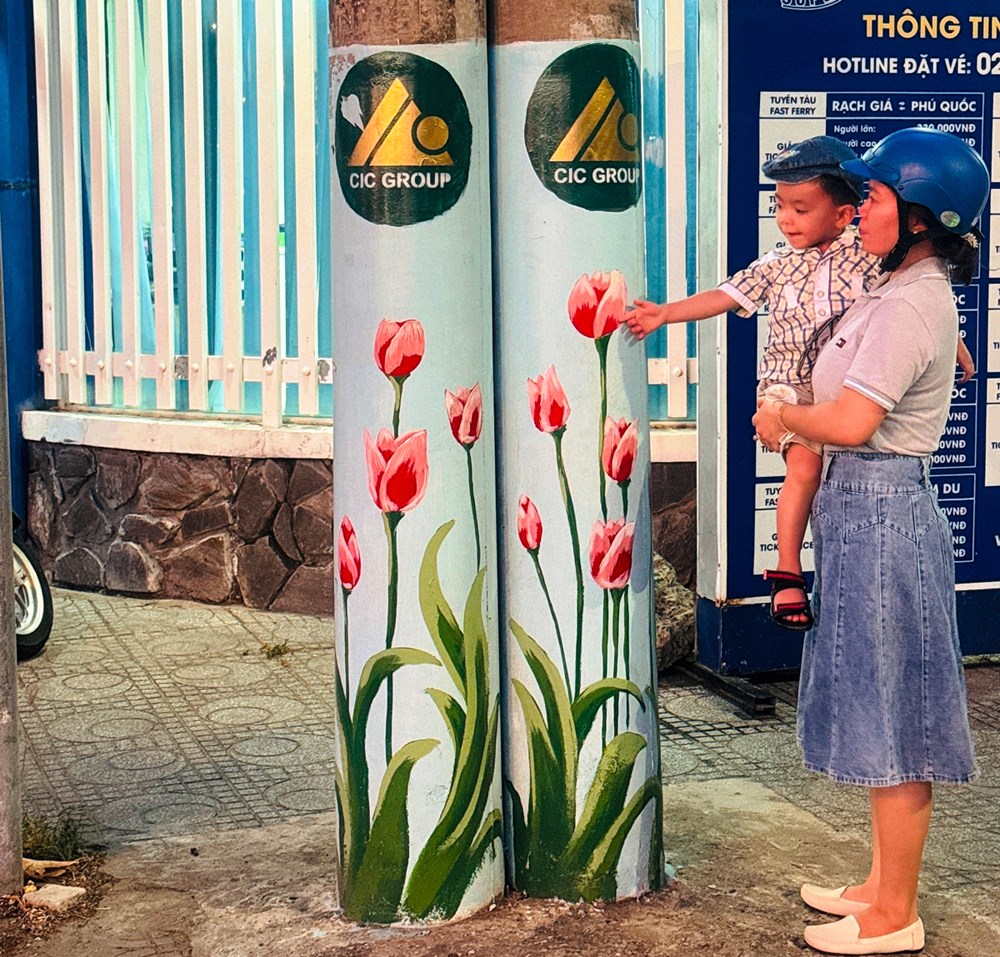Người dân thích thú khi gần 100 “cột điện nở hoa” ở Kiên Giang - ảnh 1