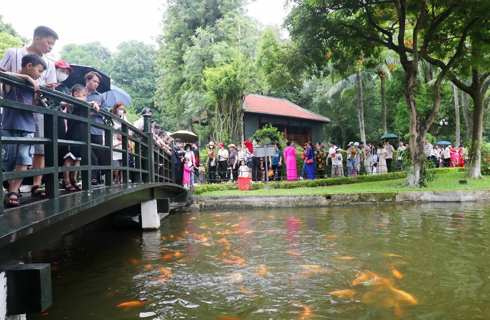 Hàng vạn người dân, khách quốc tế thăm Khu Di tích Chủ tịch Hồ Chí Minh tại Phủ Chủ tịch - ảnh 10