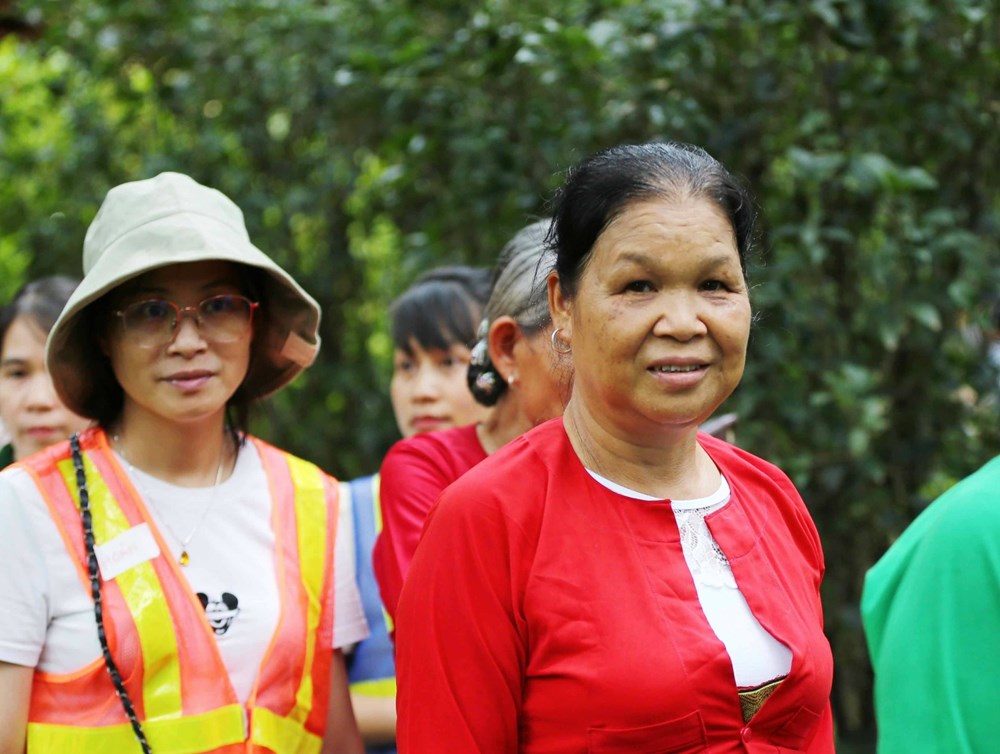 Hàng vạn người dân, khách quốc tế thăm Khu Di tích Chủ tịch Hồ Chí Minh tại Phủ Chủ tịch - ảnh 13