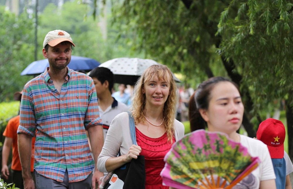 Hàng vạn người dân, khách quốc tế thăm Khu Di tích Chủ tịch Hồ Chí Minh tại Phủ Chủ tịch - ảnh 15