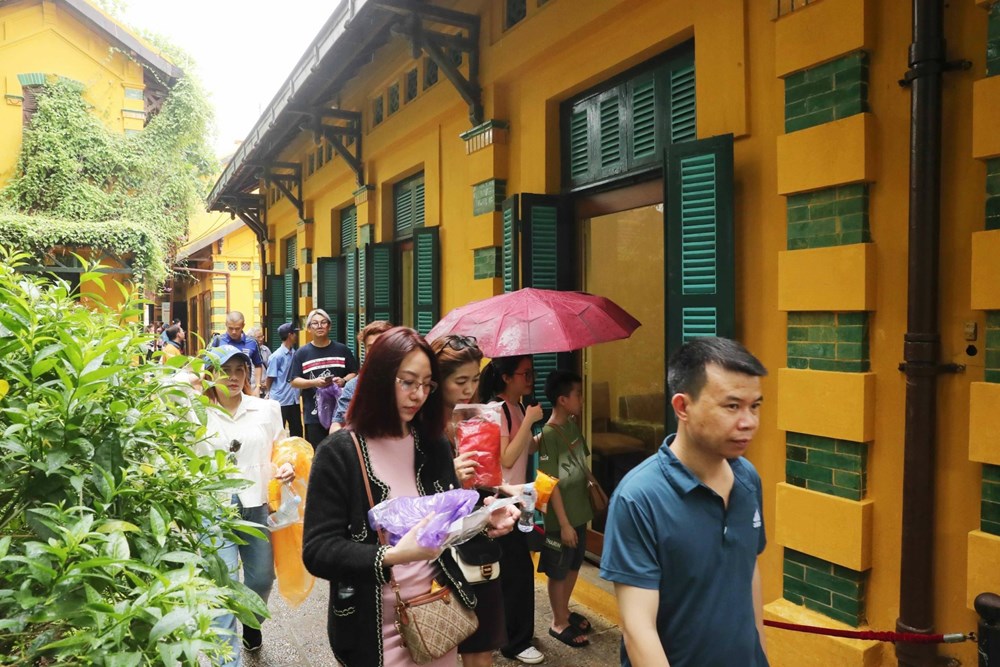 Hàng vạn người dân, khách quốc tế thăm Khu Di tích Chủ tịch Hồ Chí Minh tại Phủ Chủ tịch - ảnh 16
