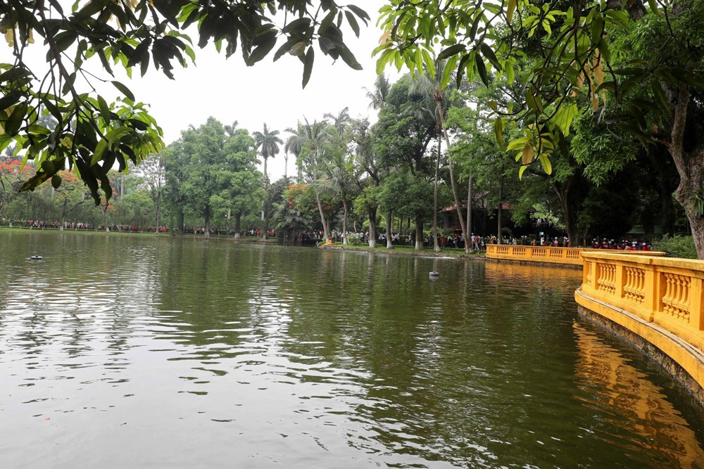 Hàng vạn người dân, khách quốc tế thăm Khu Di tích Chủ tịch Hồ Chí Minh tại Phủ Chủ tịch - ảnh 4