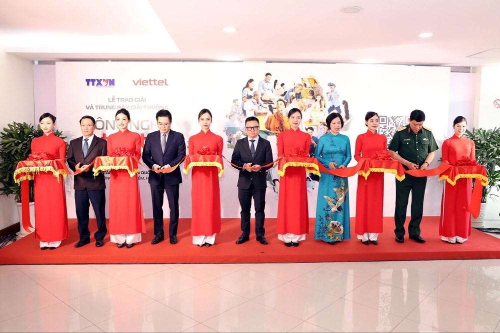 Trao giải ảnh, video “Công nghệ từ trái tim-Technology with heart“ - ảnh 1