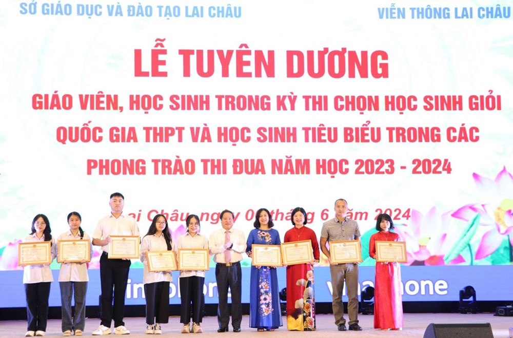 Tuyên dương giáo viên, học sinh tiêu biểu trong các phong trào thi đua - ảnh 1