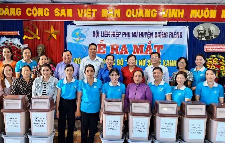 Giồng Riềng ra mắt 4 mô hình câu lạc bộ “Phụ nữ sống xanh” - ảnh 1
