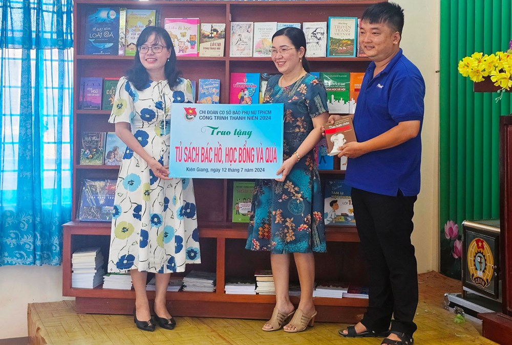 Kiên Giang trao tặng “Tủ sách Bác Hồ chắp cánh ước mơ” - ảnh 1