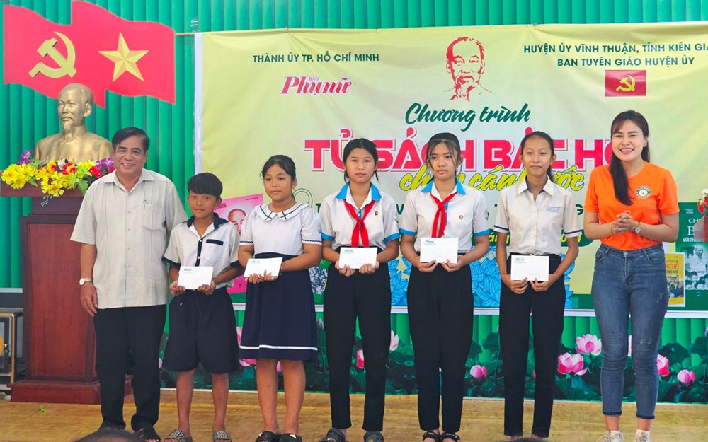 Kiên Giang trao tặng “Tủ sách Bác Hồ chắp cánh ước mơ” - ảnh 2