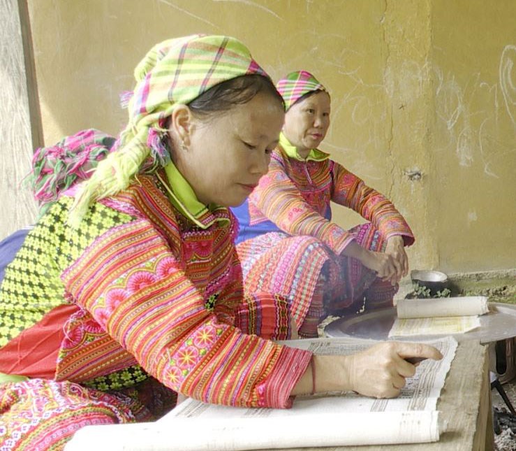 Giữ nghề in thêu sáp ong và may truyền thống của người Mông - ảnh 2