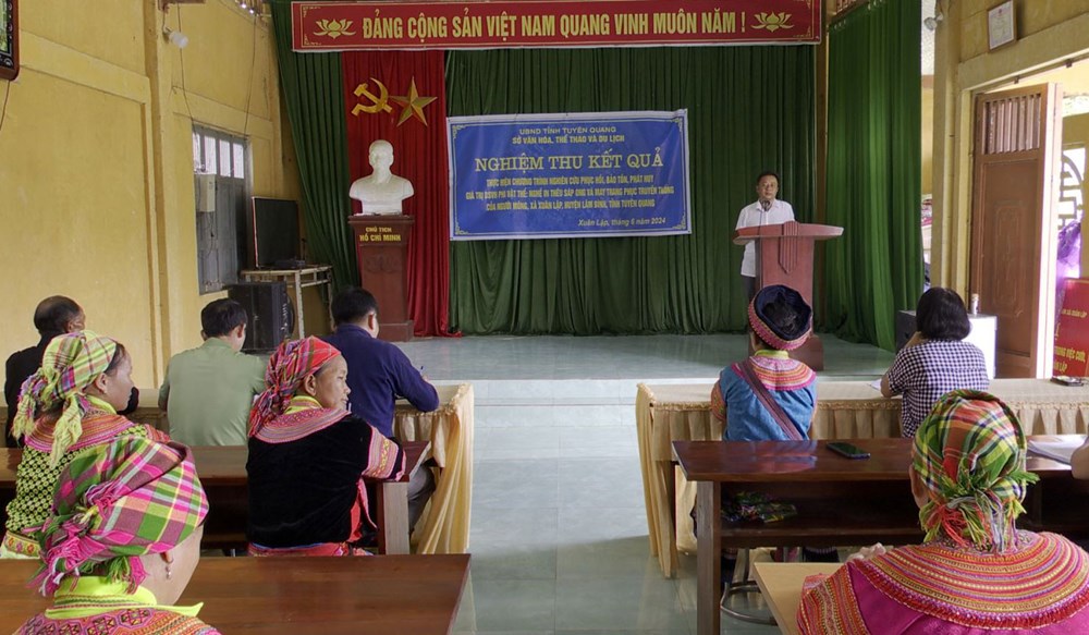 Giữ nghề in thêu sáp ong và may truyền thống của người Mông - ảnh 1