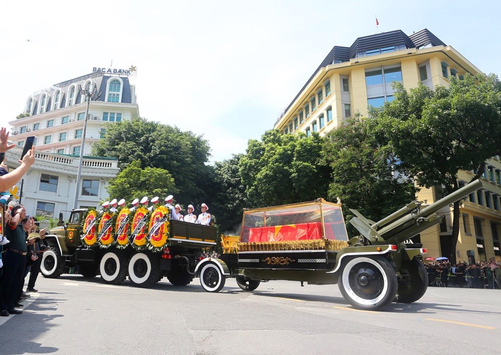 Người dân Hà Nội xúc động tiễn biệt Tổng Bí thư Nguyễn Phú Trọng - ảnh 5