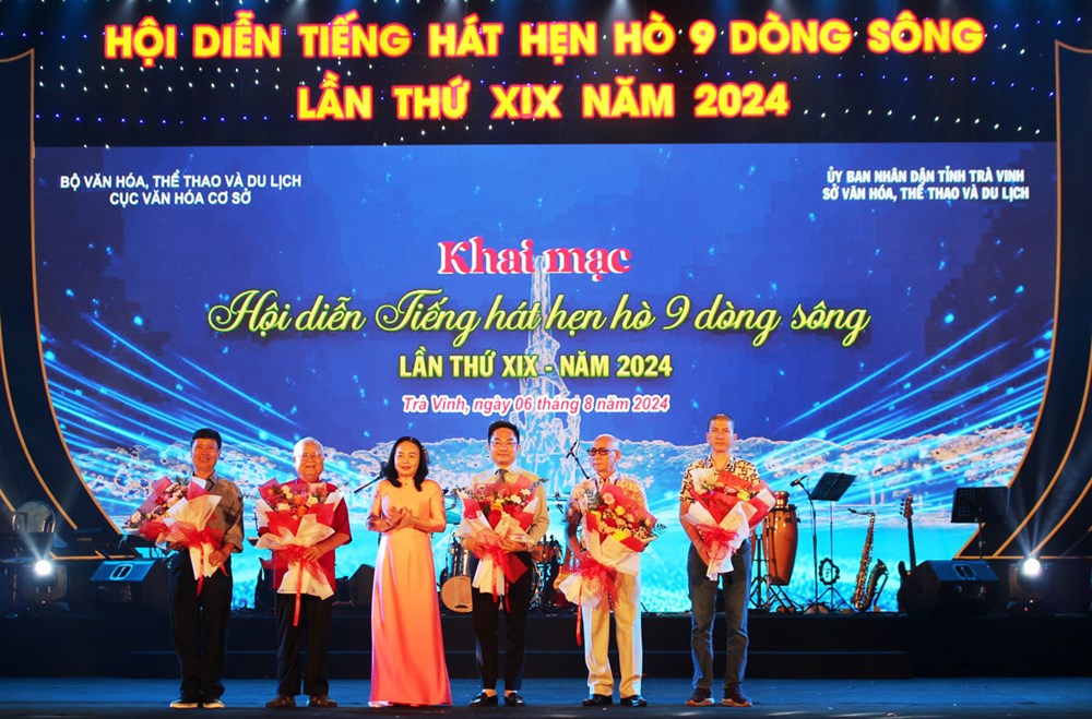 Rực rỡ sắc màu trong đêm khai mạc Hội diễn “Tiếng hát hẹn hò 9 dòng sông” - ảnh 3