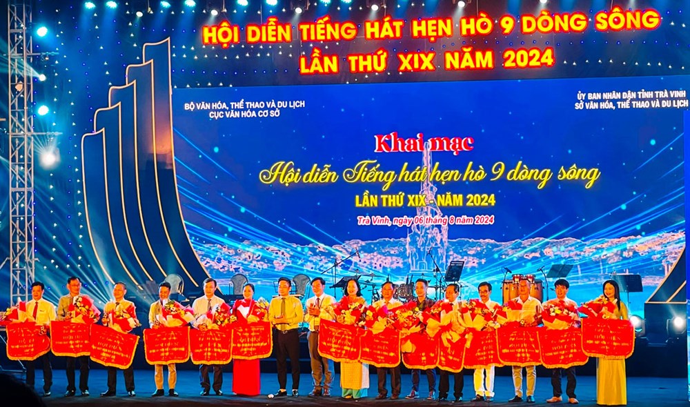 Rực rỡ sắc màu trong đêm khai mạc Hội diễn “Tiếng hát hẹn hò 9 dòng sông” - ảnh 4
