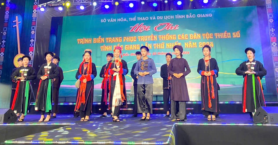 Tôn vinh nét đẹp, giá trị văn hóa trang phục truyền thống các dân tộc Bắc Giang - ảnh 2