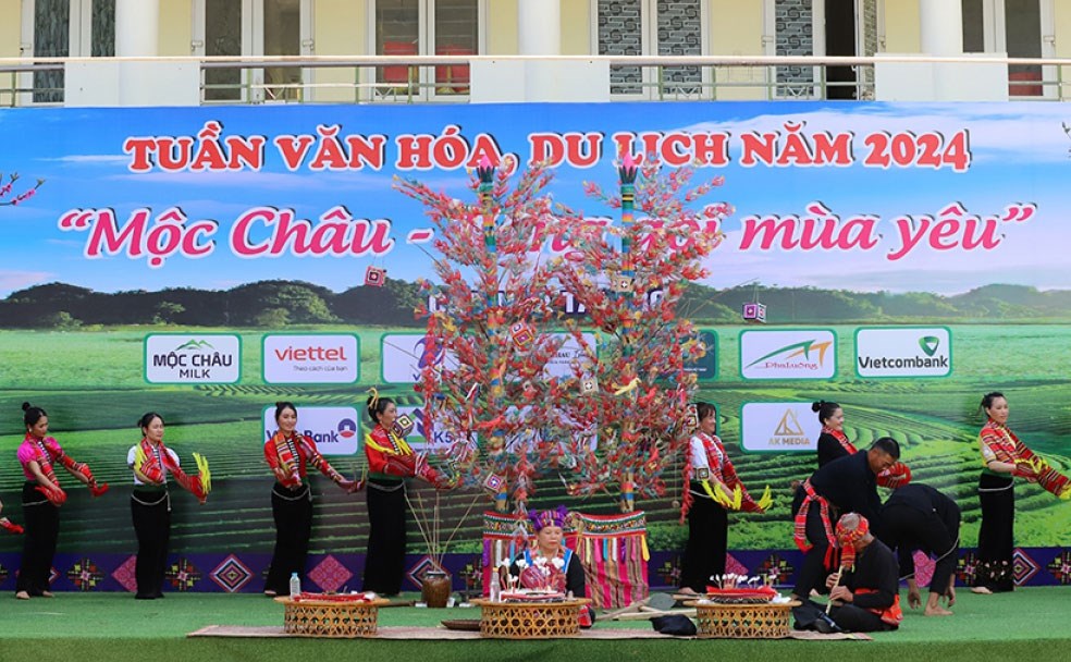 Vui “Tết độc lập” cùng đồng bào các dân tộc trên cao nguyên Mộc Châu - ảnh 2