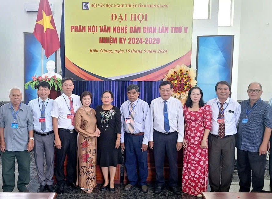 Tăng cường sưu tầm, nghiên cứu các công trình, đề tài văn nghệ dân gian - ảnh 1