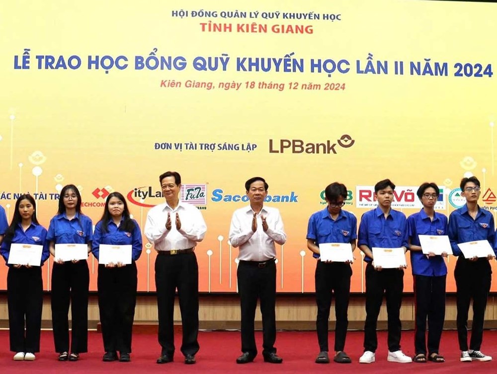 Kiên Giang hỗ trợ gần 2,2 tỉ đồng cho sinh viên khó khăn - ảnh 1
