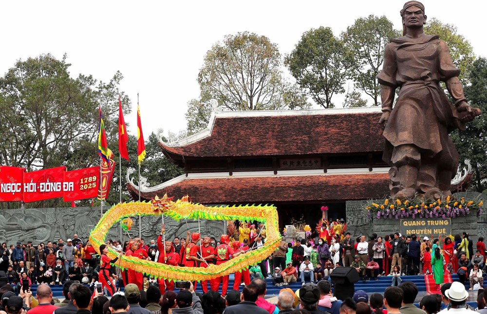 Hàng ngàn người dân và du khách tham dự Lễ hội gò Đống Đa - ảnh 13