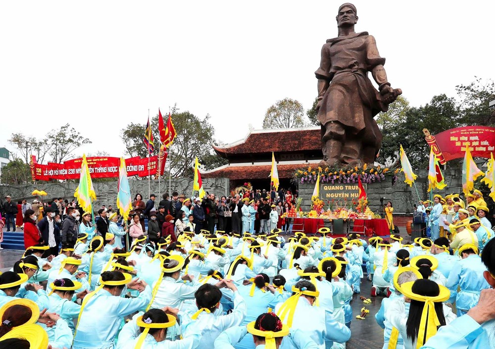 Hàng ngàn người dân và du khách tham dự Lễ hội gò Đống Đa - ảnh 9