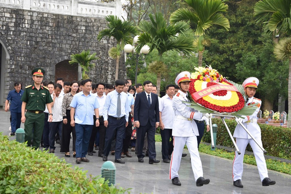 Dâng hương tri ân các anh hùng liệt sĩ nhân kỷ niệm 71 năm Chiến thắng Điện Biên Phủ - ảnh 2