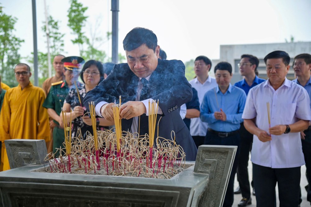 Dâng hương tri ân các anh hùng liệt sĩ nhân kỷ niệm 71 năm Chiến thắng Điện Biên Phủ  - ảnh 1