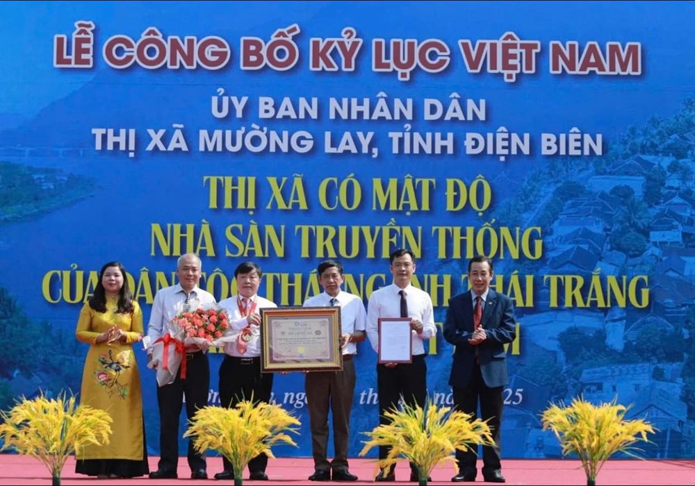 Nhà sàn người Thái trắng ở Mường Lay được trao bằng kỷ lục quốc gia - ảnh 1