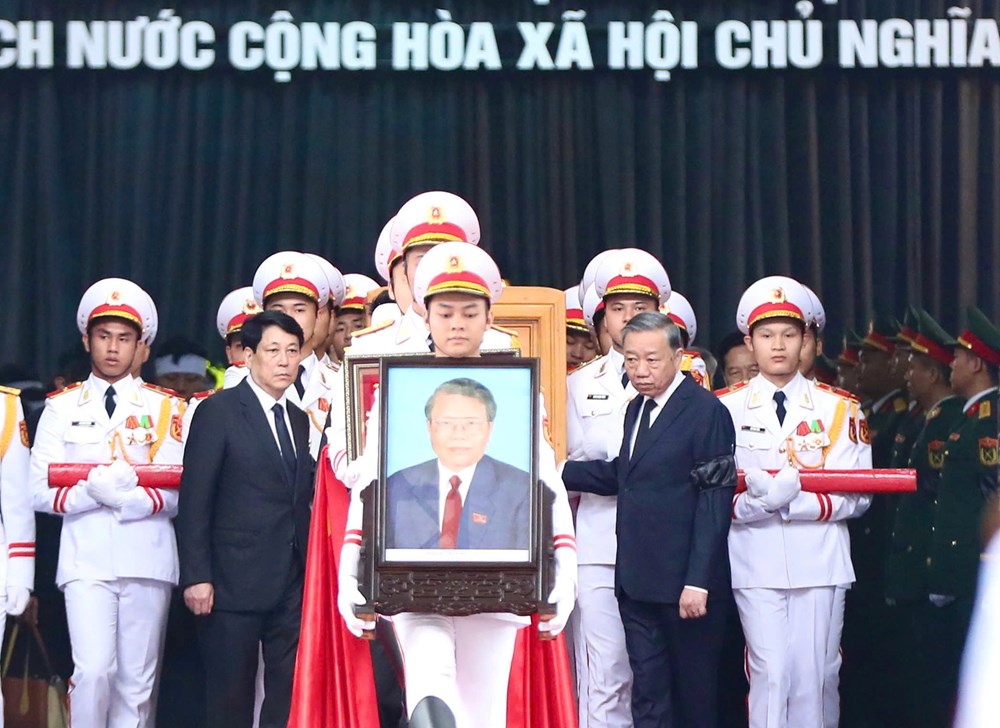Đưa linh cữu nguyên Chủ tịch nước Trần Đức Lương trở về quê nhà - ảnh 9