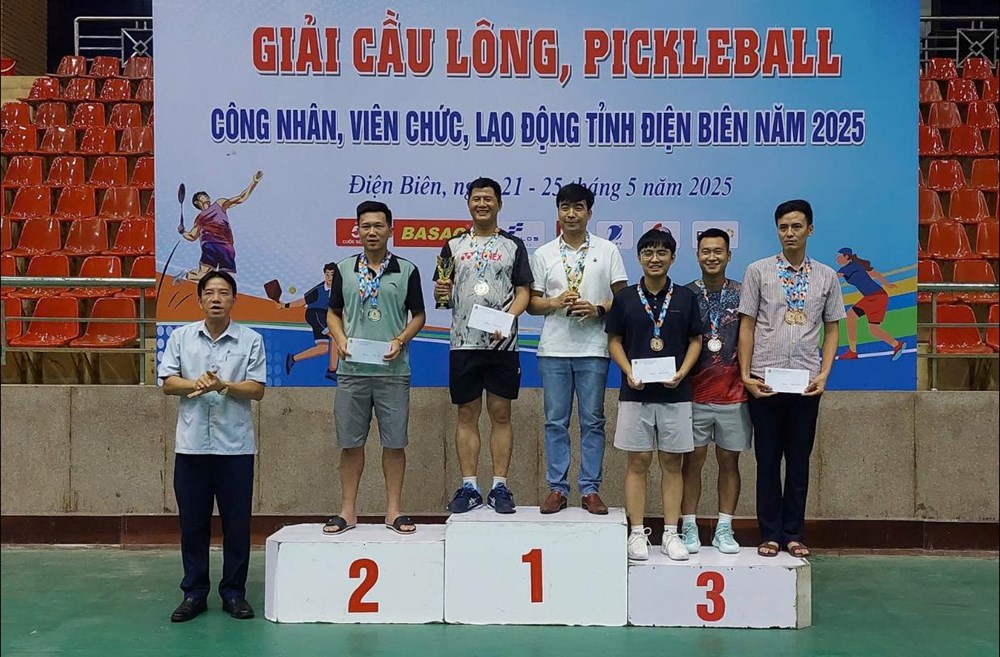 Trao Giải cầu lông, pickleball công nhân, viên chức, lao động Điện Biên 2025 - ảnh 1