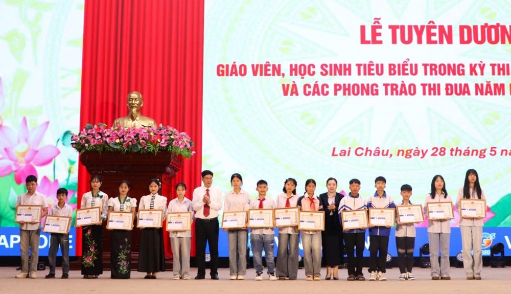 Lai Châu tuyên dương giáo viên, học sinh tiêu biểu trong các phong trào thi đua - ảnh 1