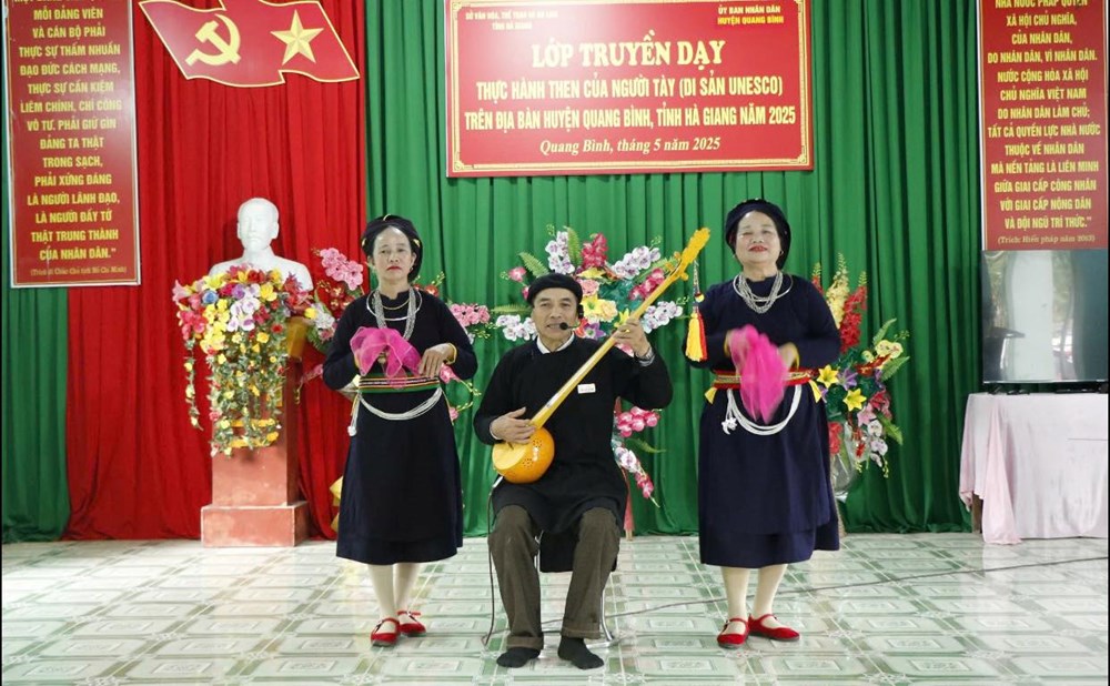 Bế giảng lớp truyền dạy thực hành di sản Then của người Tày ở Quang Bình - ảnh 3