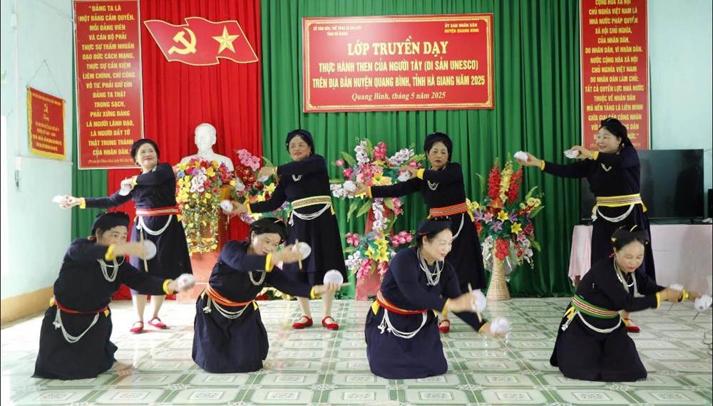 Bế giảng lớp truyền dạy thực hành di sản Then của người Tày ở Quang Bình - ảnh 2
