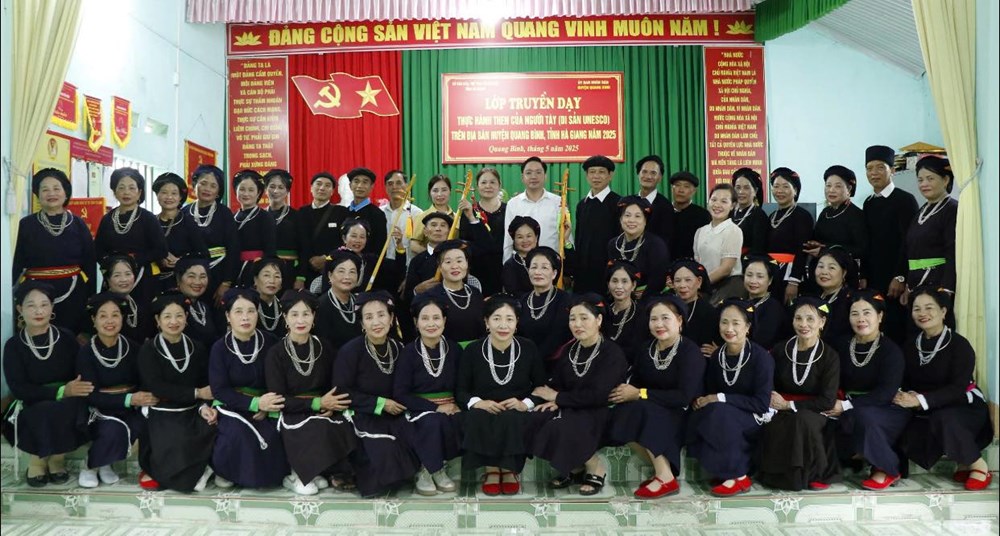 Bế giảng lớp truyền dạy thực hành di sản Then của người Tày ở Quang Bình - ảnh 1