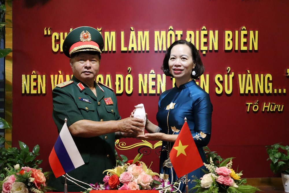 Tiếp nhận hũ đựng đất của Nghĩa trang tưởng niệm Piskaryovskoye, LB Nga - ảnh 1