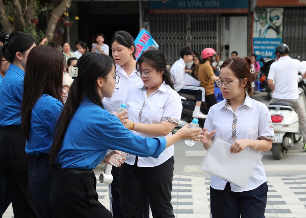 Gần 103.000 thí sinh Hà Nội bước vào môn thi đầu tiên - ảnh 6