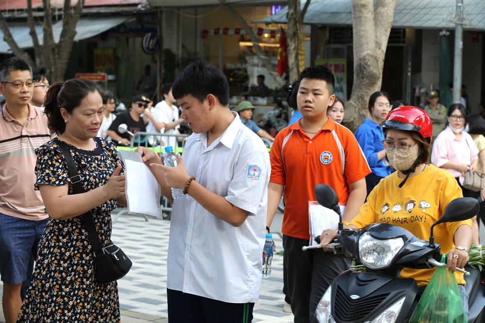 Gần 103.000 thí sinh Hà Nội bước vào môn thi đầu tiên - ảnh 19