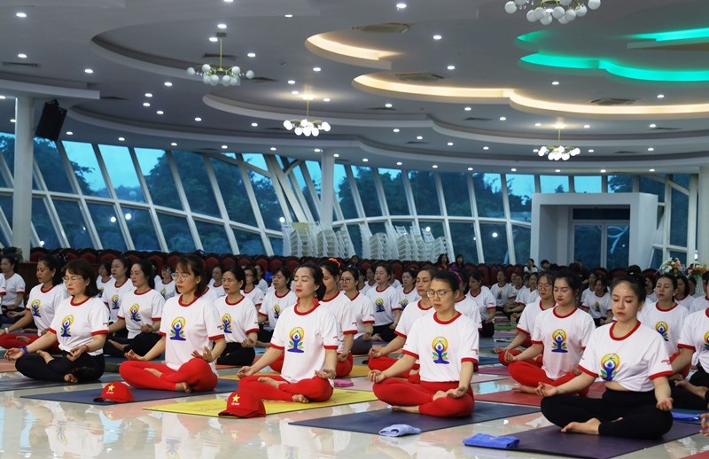 Gần 300 học viên tham gia Ngày Quốc tế Yoga tại Điện Biên 2025 - ảnh 1