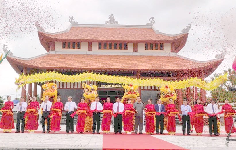 Khánh thành Đền tưởng niệm anh hùng liệt sĩ huyện Hòn Đất - ảnh 1